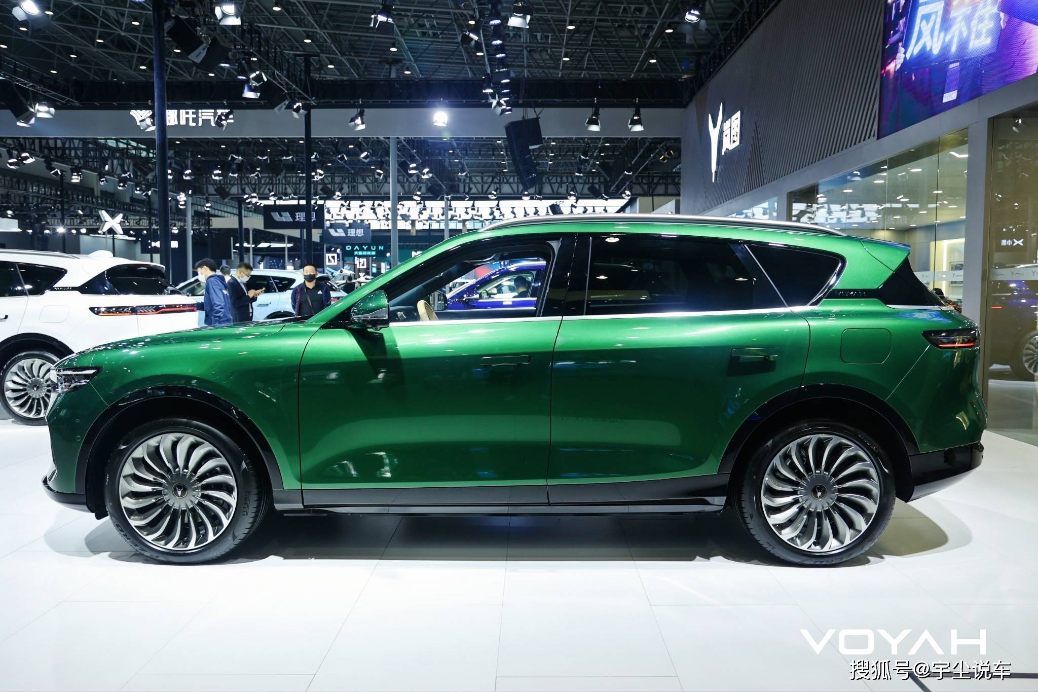 双豪华阵容岚图汽车和岚图梦想家首次亮相海口车展