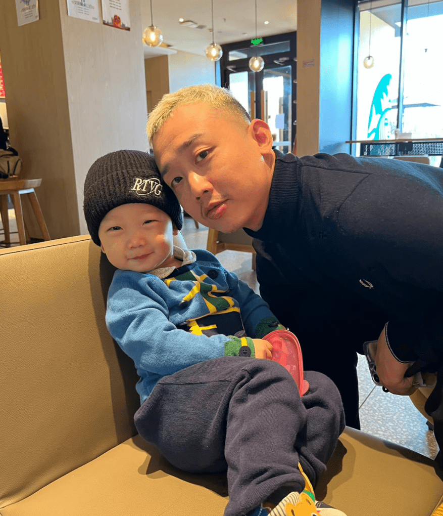 星二代来了:吴所谓和德云社合影,周杰伦儿子一个动作看出是亲生