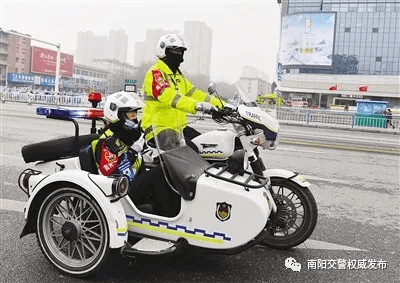 特勤大队女子中队民警周潇和同事骑着警用三轮摩托车拿着喊话器