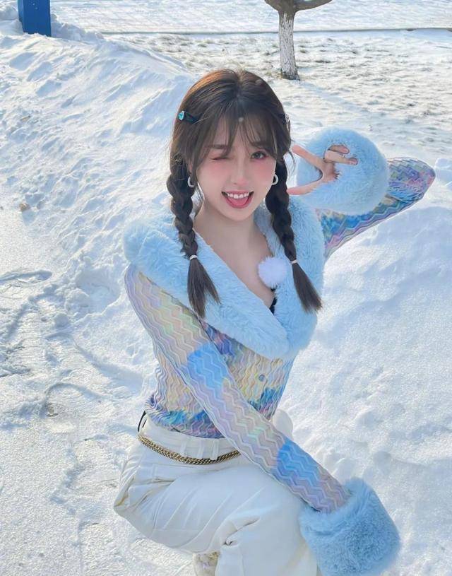 张天虞书欣变身雪地“小精灵”，冬日氛围感又被她拿捏住了