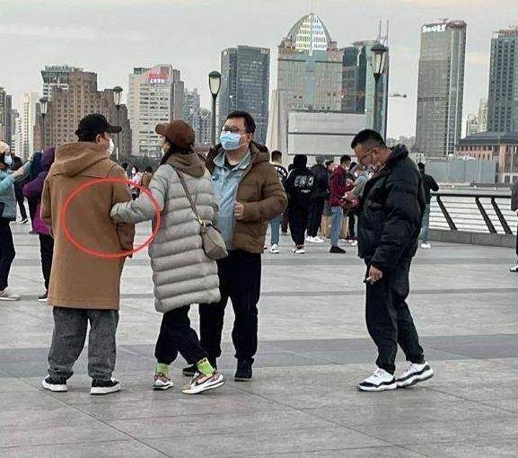 黄渤与神秘美女逛江边引争议 本尊晒合影辟谣出轨-幽兰花香