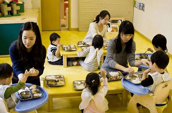 家长|一名幼儿园老师抱怨工资太低，家长却不买账，反问钱到哪里去了