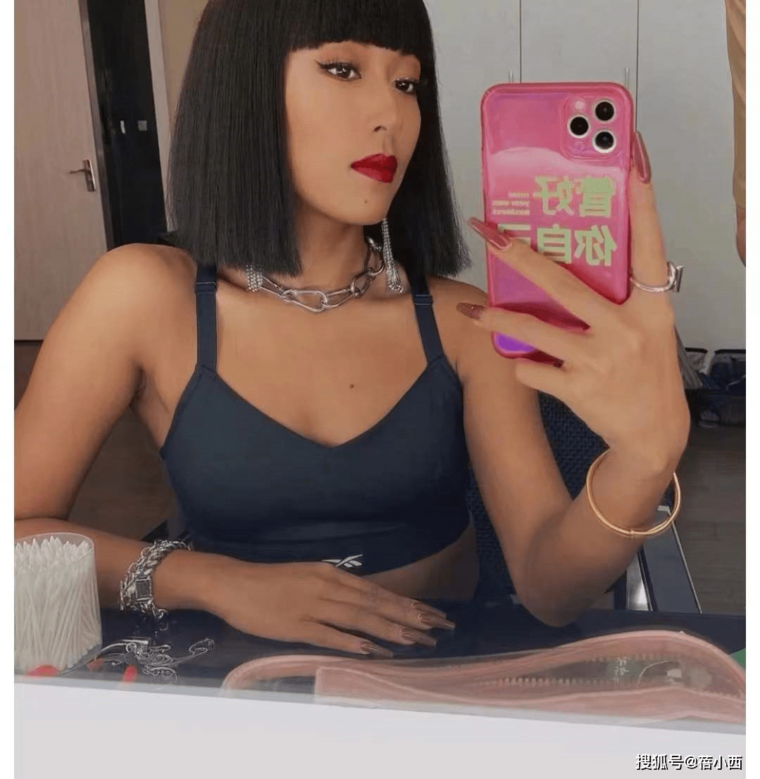 细节冬天怎么才能出彩?不如换上吉克隽逸同款圣诞美甲,高级感十足!