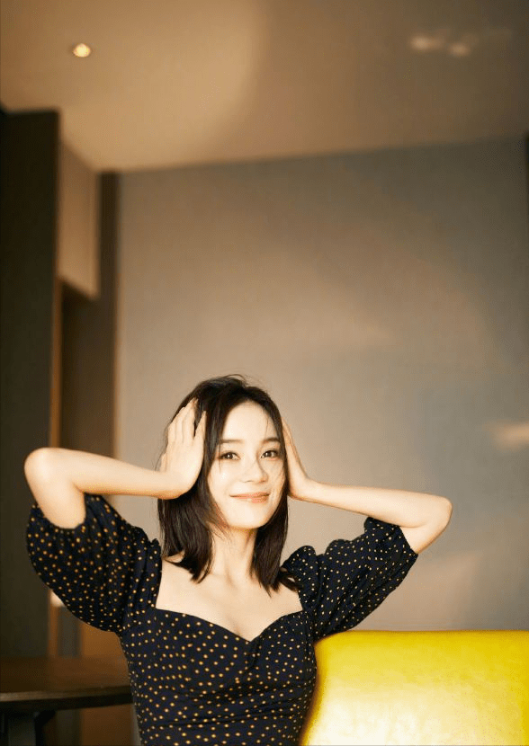 样式试问袁姗姗这身材谁不服气？穿条吊带皮裙，侧边还要开起高叉秀腿