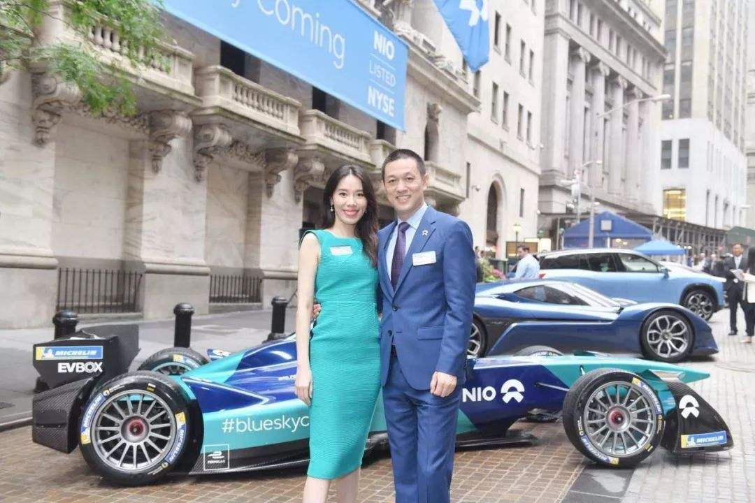 另外,还有蔚来汽车的老板李斌,去美国上市的时候身边的那位大美女就是