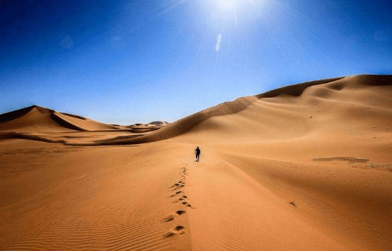 为啥在沙漠迷路不能走直线？导游：越走越错，白白浪费力气