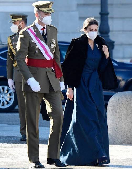 设计 西班牙国王夫妇新年恩爱亮相！莱后穿蓝色缎面裙，外搭皮草贼养眼