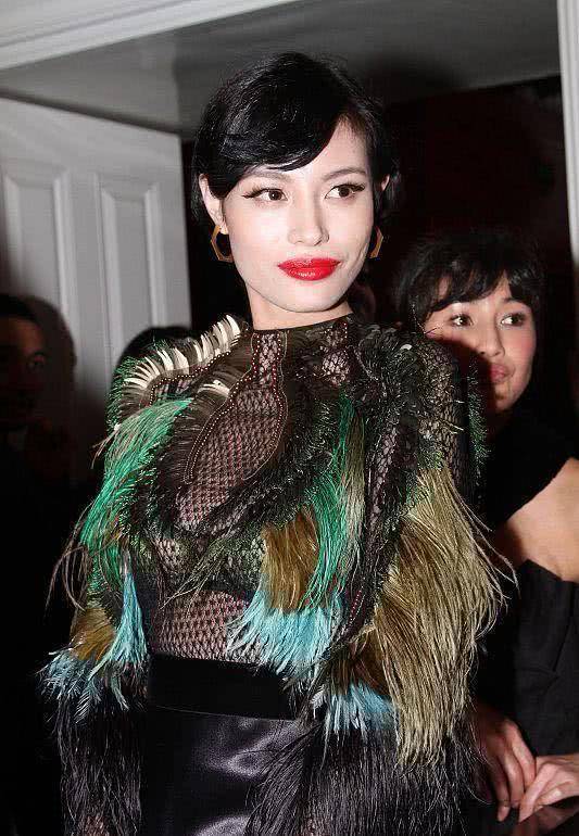 原创汪峰前妻葛荟婕真敢穿穿孔雀衣涂大红唇好浮夸看不出33岁