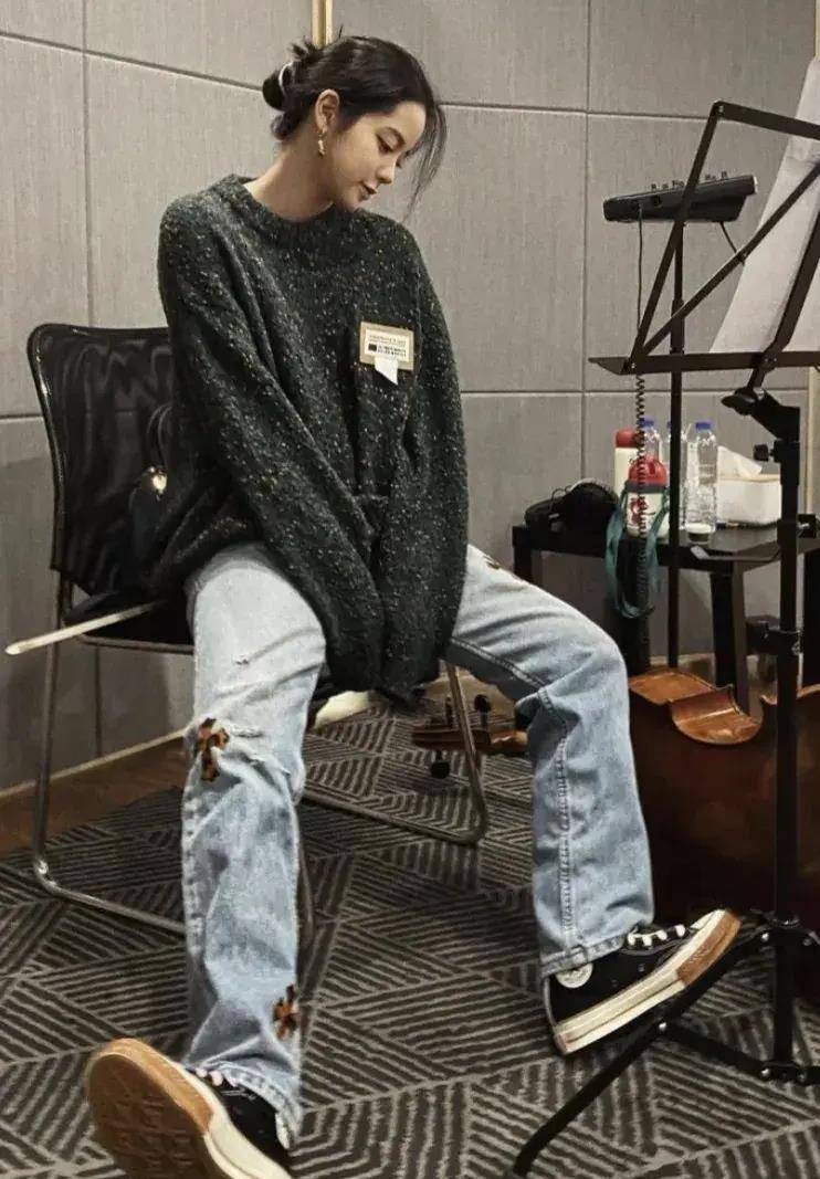 卫衣 不做“大小姐”的欧阳娜娜，机场造型帅翻