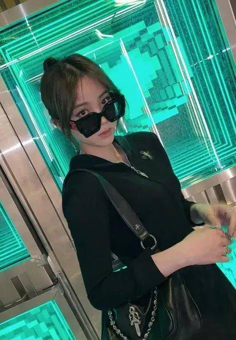 卫衣 不做“大小姐”的欧阳娜娜，机场造型帅翻