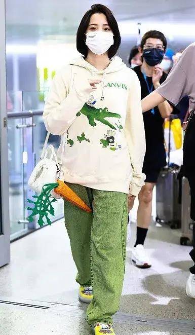 卫衣 不做“大小姐”的欧阳娜娜，机场造型帅翻