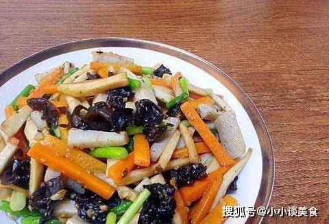 藕片的家常做法胡萝卜木耳 74e937b8334d4551aa25a01d111e2696.jpeg