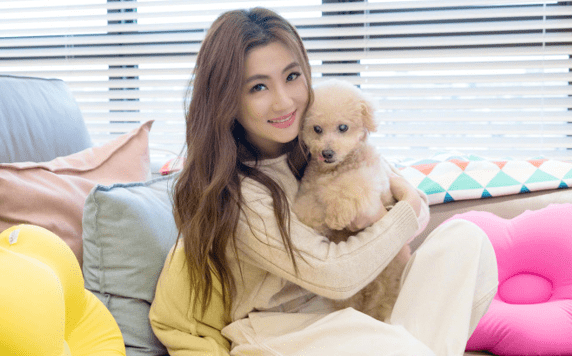 张轩睿任家萱Selina好会穿,黑白混色阔腿裤配系带牛仔外套,气质真好