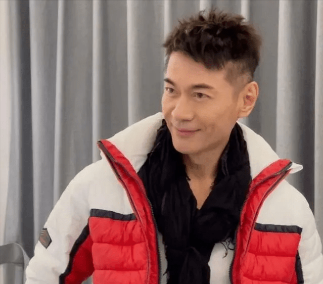 早在直播之前,江华常常在线分享内地隔离的各类视频,视频中的他虽是