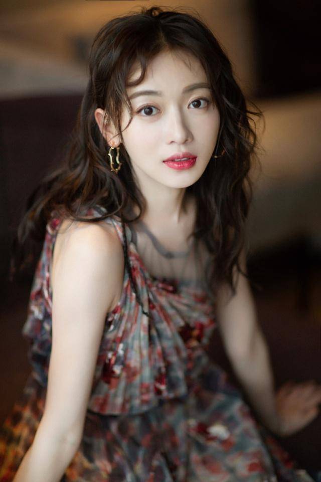 黑色 29岁吴谨言变身“时尚达人”，个性穿搭美出新高度，赶紧学起来吧