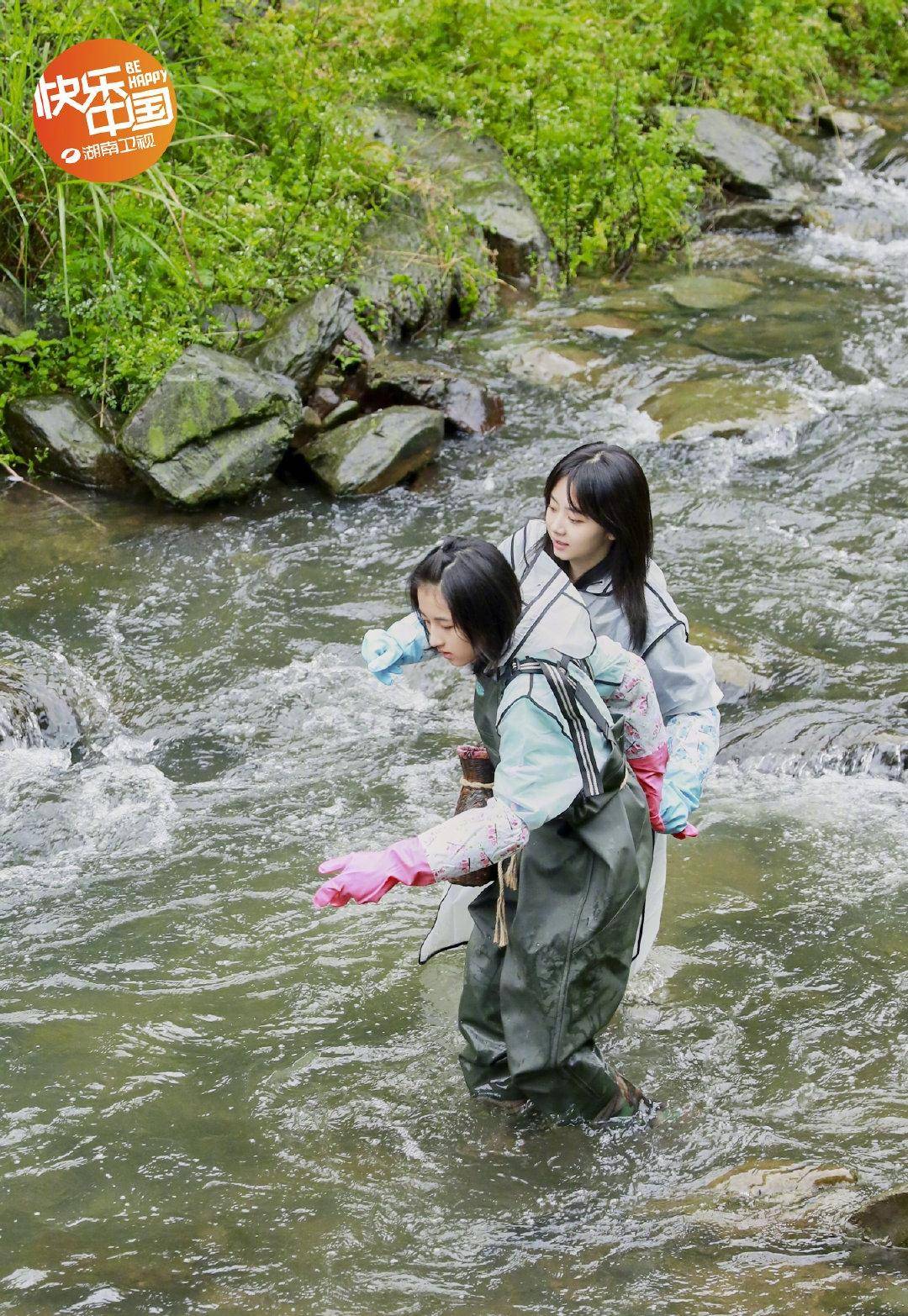 休闲风 谭松韵才是真少女！《向往》同框18岁张子枫，大11岁少女感却不输