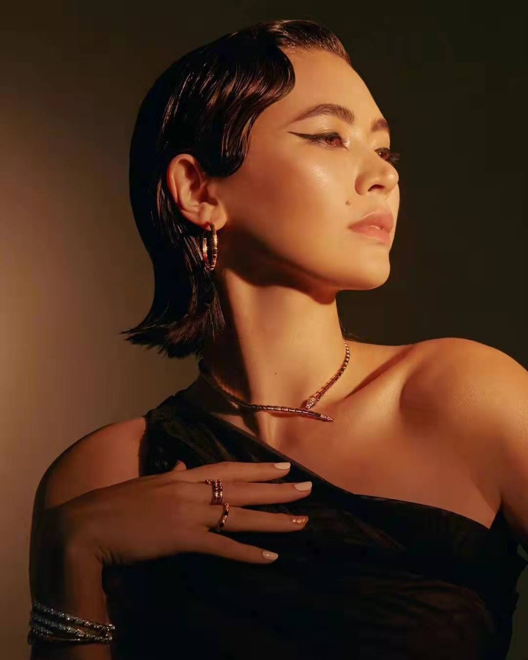 原创黑客帝国女星浓妆艳抹拍大片秀白皙天鹅颈网友不化妆更好看