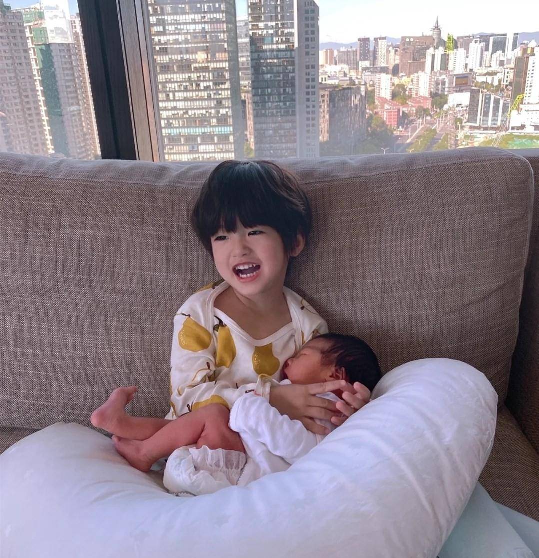丹尼尔麦迪娜晒儿女合照！产后11天腹部微凸，2岁儿子哄妹妹睡觉好有爱