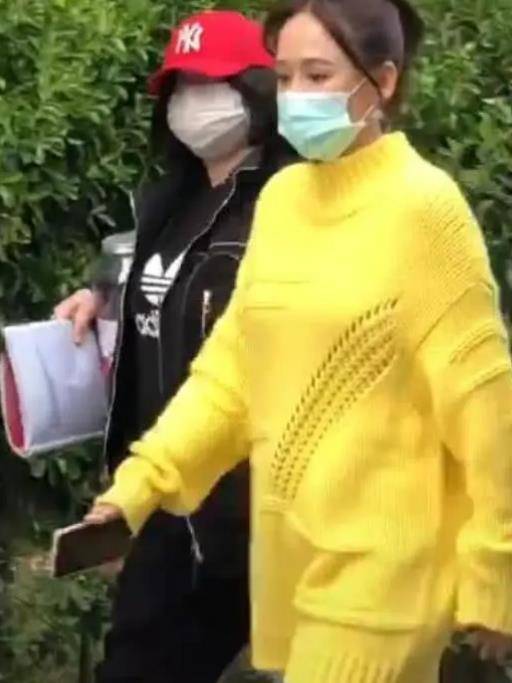 陈乔恩近照曝光被疑怀孕，女神减龄服饰搭配，各种耳环尽显活力封面图