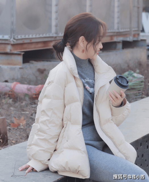 黑色 今年“羽绒服”流行穿浅色，小个子这样搭真时髦，趁过年赶紧入手