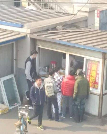 中锋|周琦剪了一个新发型！他在澳洲煎牛排、烤鸡翅，自嘲没鸡蛋灌饼香