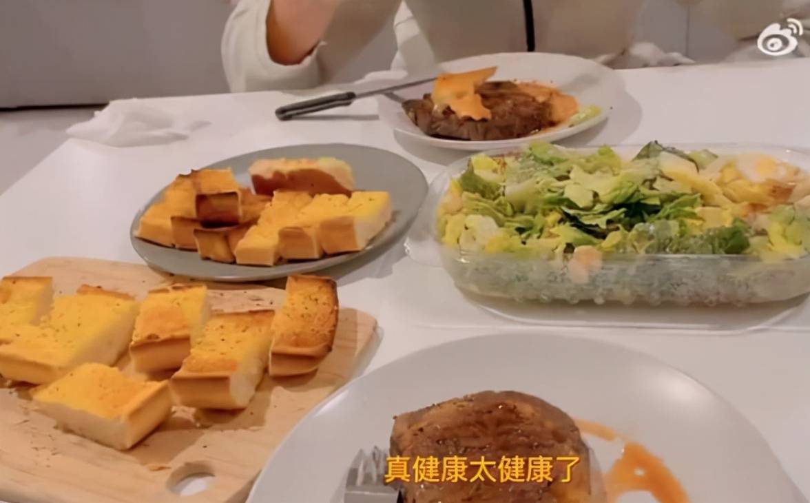 中锋|周琦剪了一个新发型！他在澳洲煎牛排、烤鸡翅，自嘲没鸡蛋灌饼香
