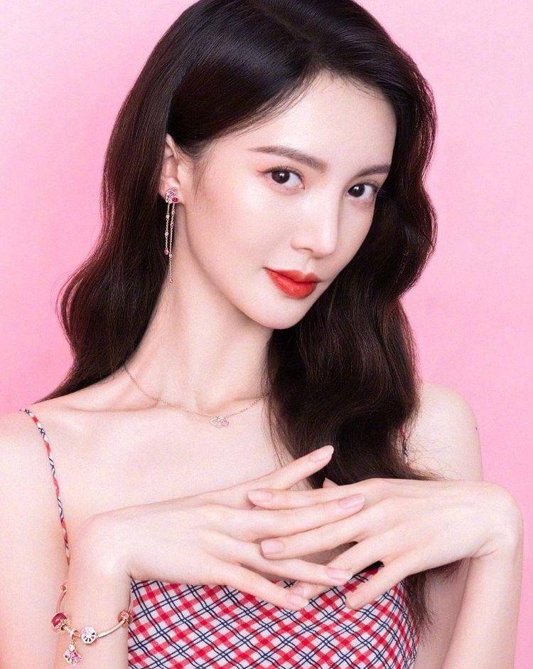 手指这些女明星的手比脸还好看，唐嫣堪称“手模”，王鸥颜美手更撩人
