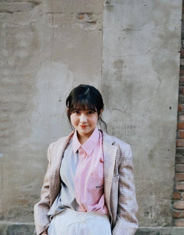 发型赖美云恢复后首晒全身照，长发变短发全靠扎辫子，又学会了一招