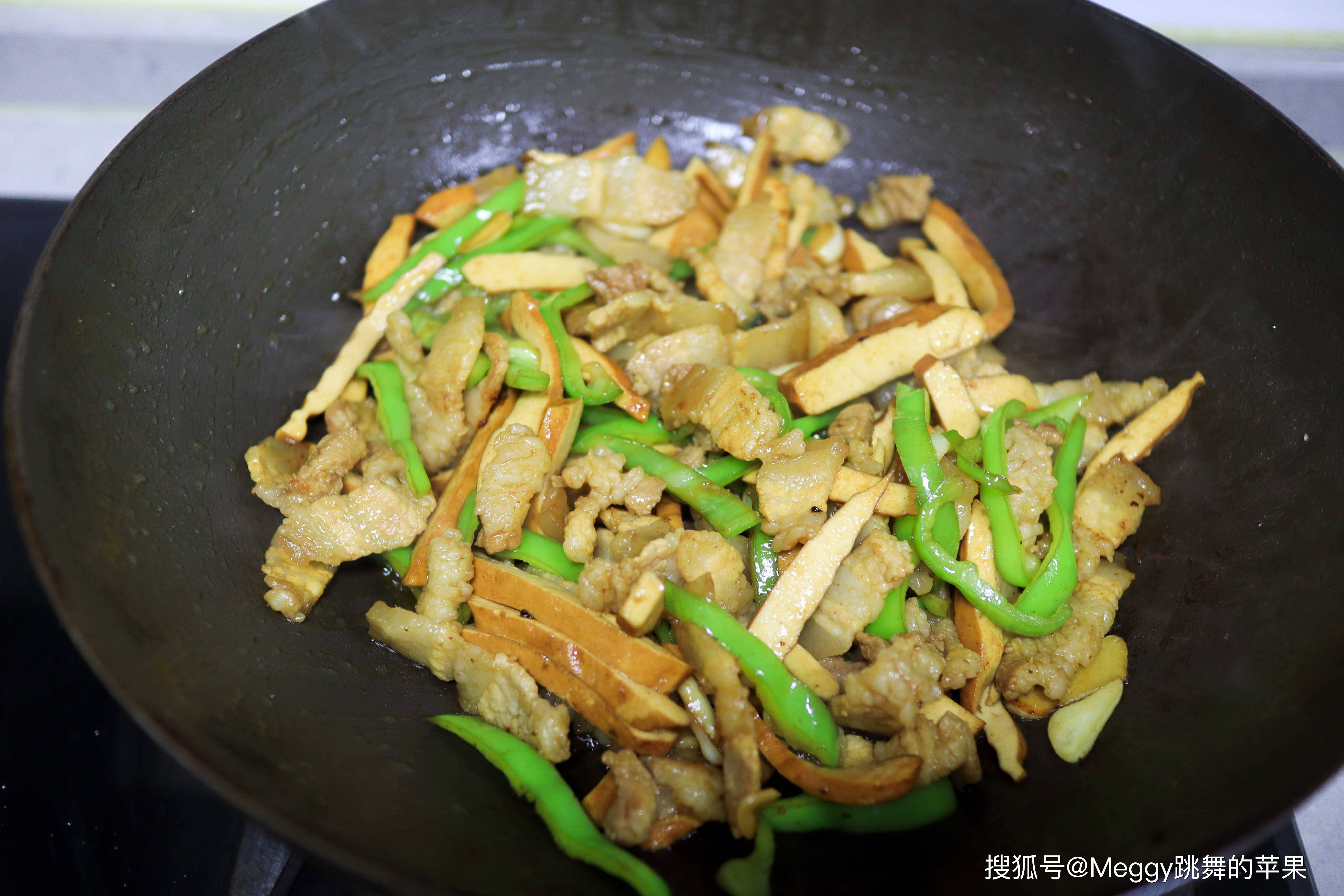 做法|用五花肉炒一盘下饭菜，香润鲜嫩百吃不厌，拌米饭夹烙饼最棒了