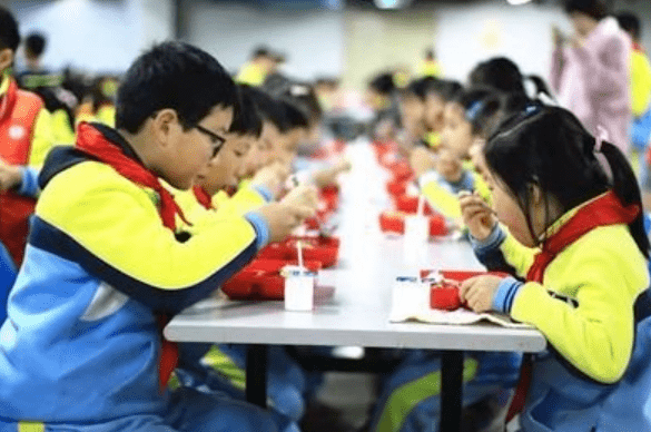 校园|教育部发布通知，中小学校园将取消这项“服务”，家长喜忧参半