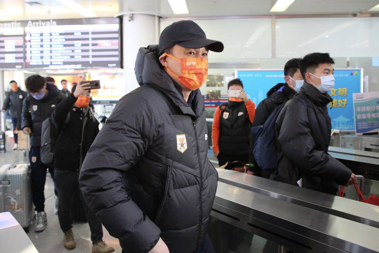 郝海毅|直击泰山队凯旋，郝伟父子人气高，球迷标语霸气，双冠王实至名归