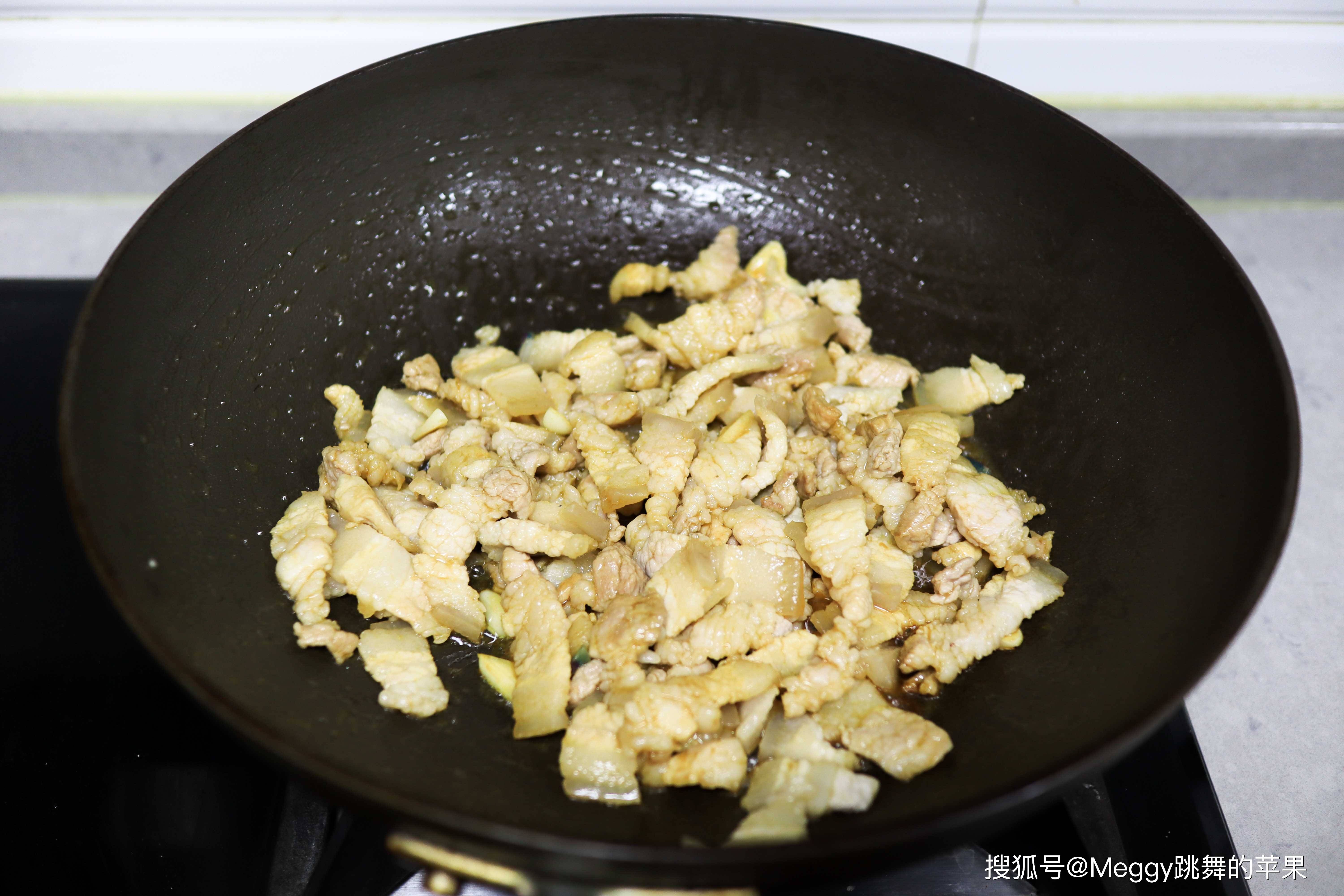 做法|用五花肉炒一盘下饭菜，香润鲜嫩百吃不厌，拌米饭夹烙饼最棒了