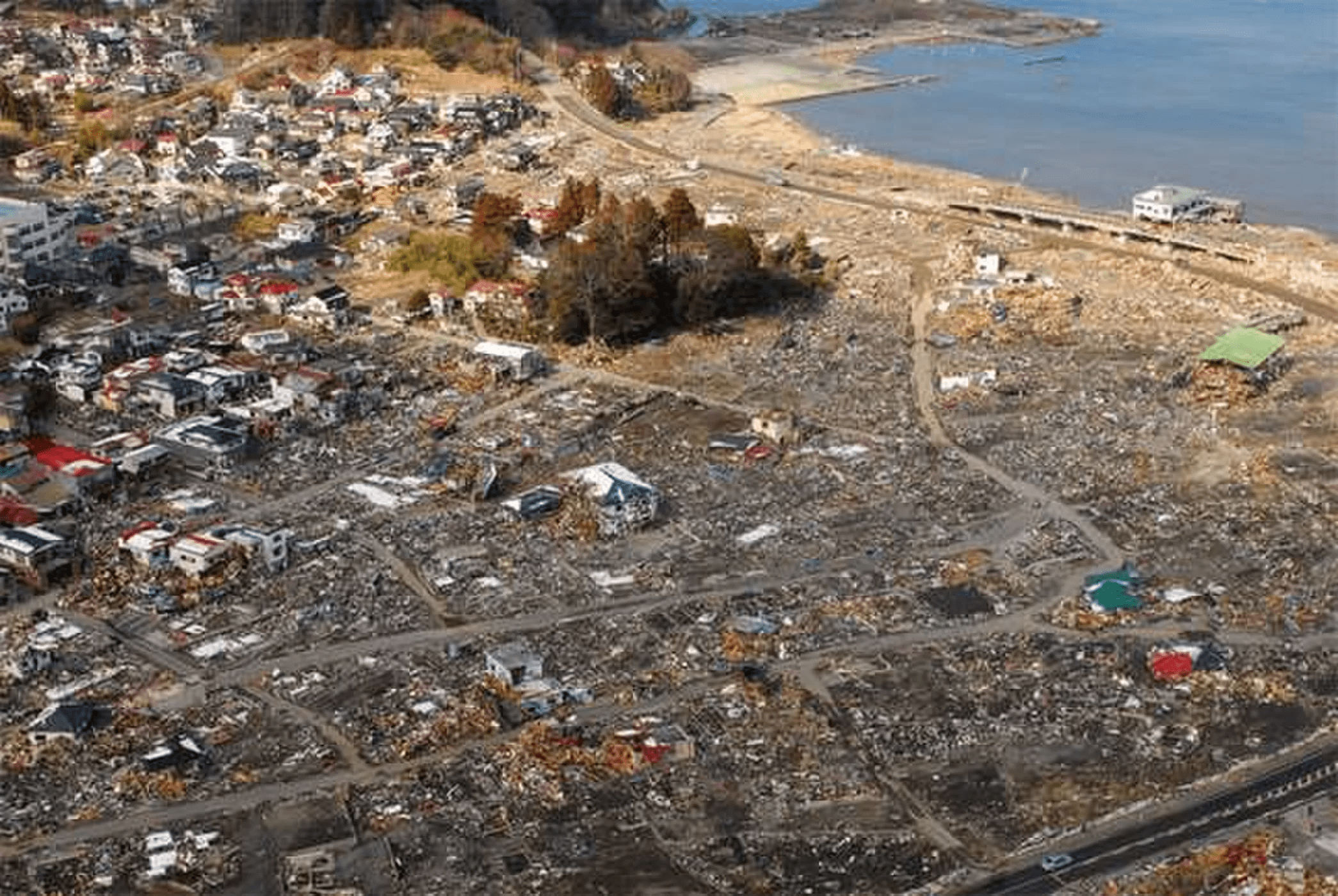 大地震,隨即40米高的海嘯以雷霆萬鈞之勢席捲而來,一系列災害導致日本