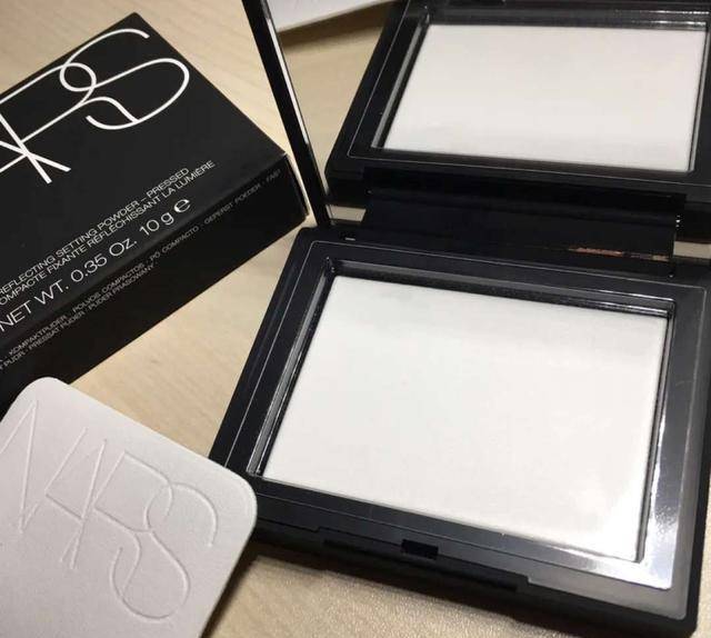 成膜定妆只能用散粉吗？不一定，选对定妆方法，妆面持久又干净