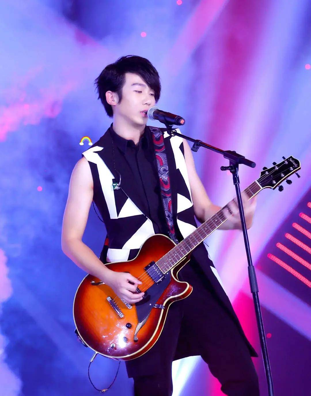 华晨宇同届快男官宣结婚录节目填婚姻状况写错字妻子是圈外人