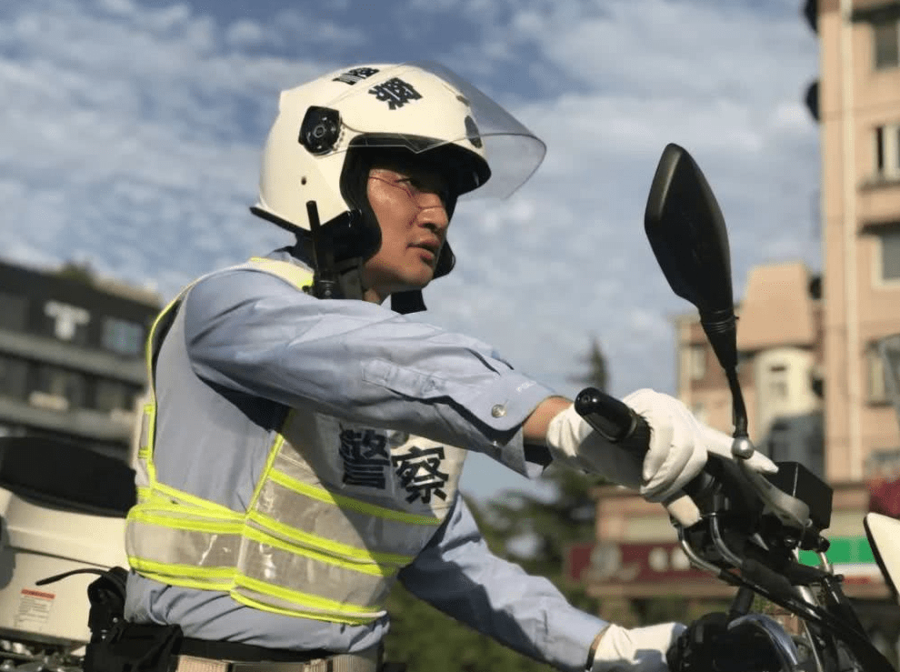 怎么才能分辨是不是警察 b3b5a3eb8ec64bb09e9a497d7fc0b838.png