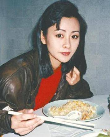 让她一炮走红的作品是1980年的《山狗》,出演了女一号阿玲一角,也因