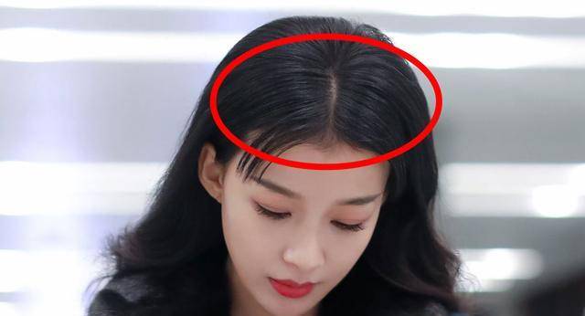 发型被宋祖儿逗笑！遇见粉丝求合影，赶紧去洗刘海，太可爱了