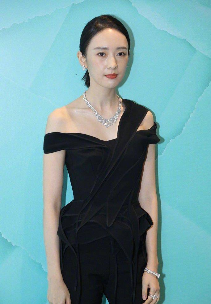 面的看完童瑶、Angelababy的生图，我终于明白粉底液要选什么样的了