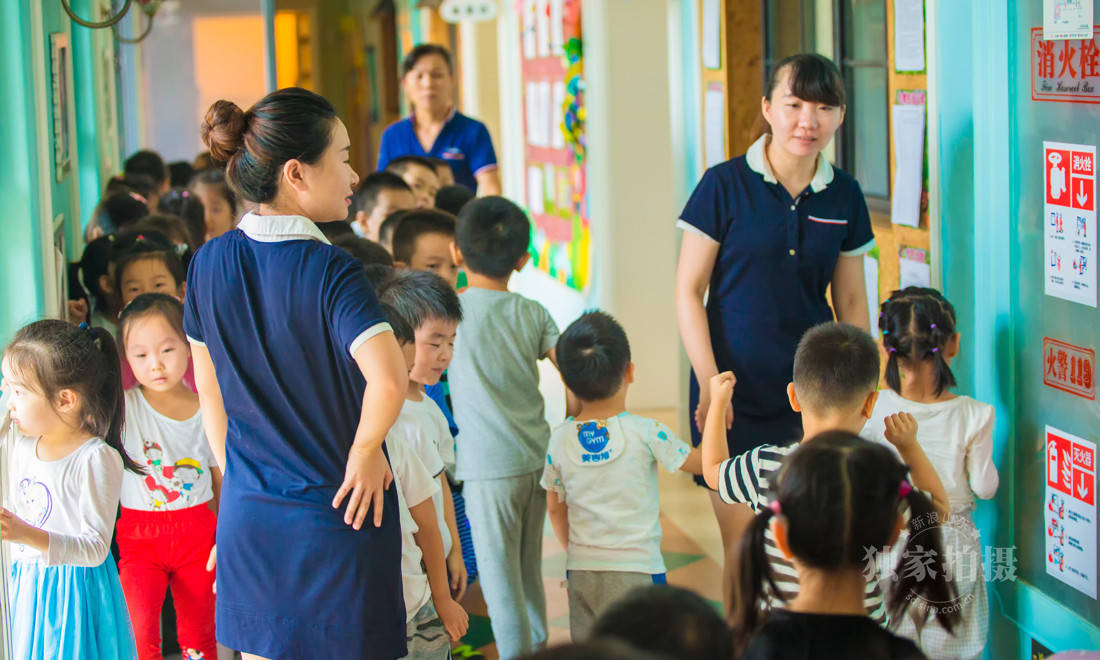 高社会|幼儿园老师给学生换衣服，掉落的东西，令这位老师隔天提出辞职