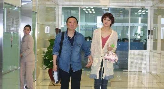之后在一次聚会上刘蓓遇到了她的第一任丈夫梦舟影视公司董事长张健