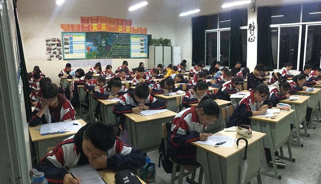 硕士和研究生哪个学历分高 40b0b622d8274041ba6e720288362c11.jpeg