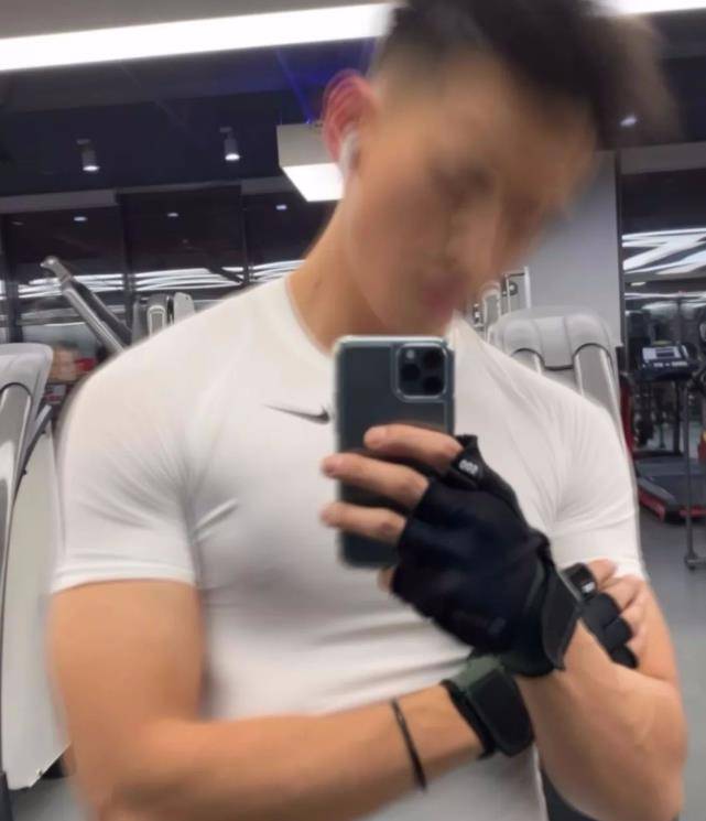 腹肌181CM的中国民航大学飞行员小哥，胸毛性感引网友围观