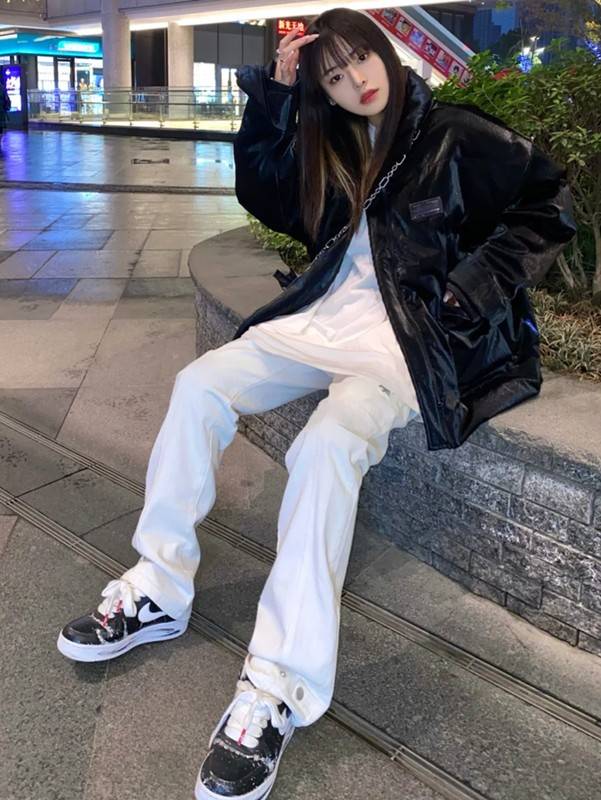 身材 冬季穿黑羽绒服，流行“深浅结合”穿法，配白裤白裙更优雅提气质