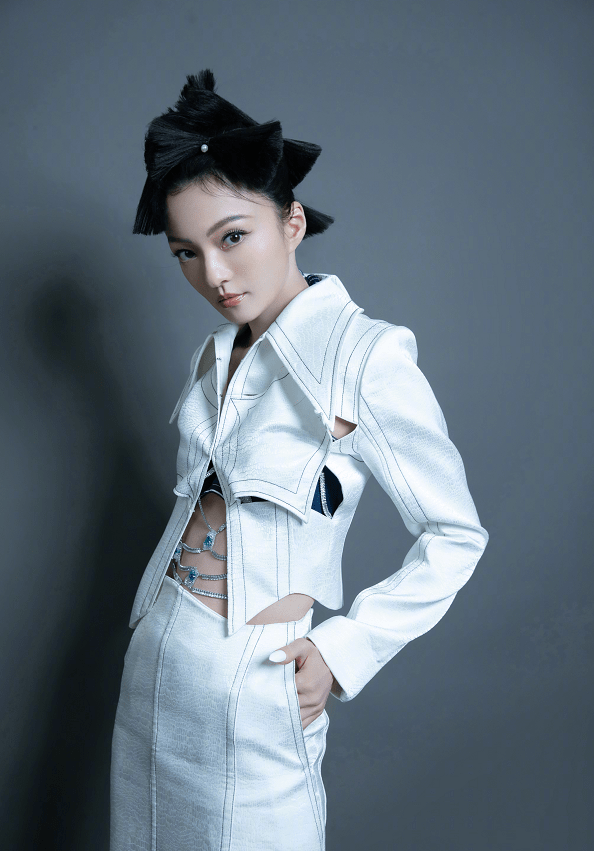 鞠婧祎 芒果年货节：李宇春超A造型配红唇，鞠婧祎似童话公主