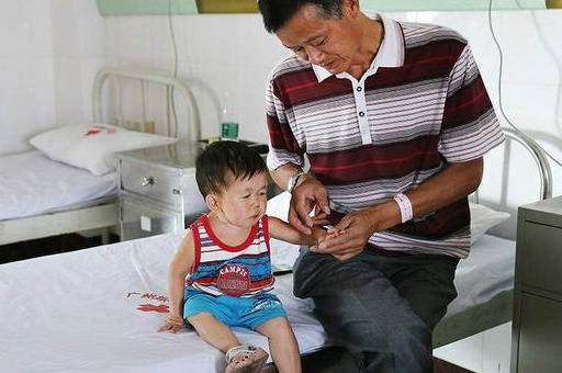 原创32岁拥有4岁童颜身高仅有70厘米的袖珍人吴康现状如何