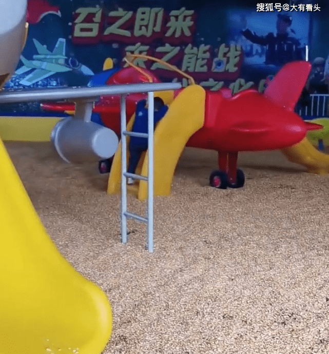 孩子拿粮食玩好不好
