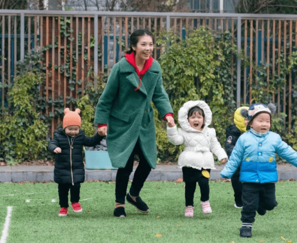 高社会|幼儿园老师给学生换衣服，掉落的东西，令这位老师隔天提出辞职