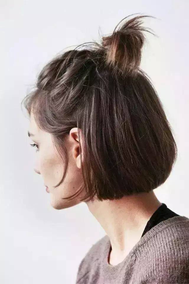 卷发女人到了中年，这4种发型尽量别剪，自以为时髦，其实显老又土气