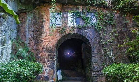 原创             安徽蓬莱仙洞，有着9000多万年历史，外看漆黑进去别有洞天
